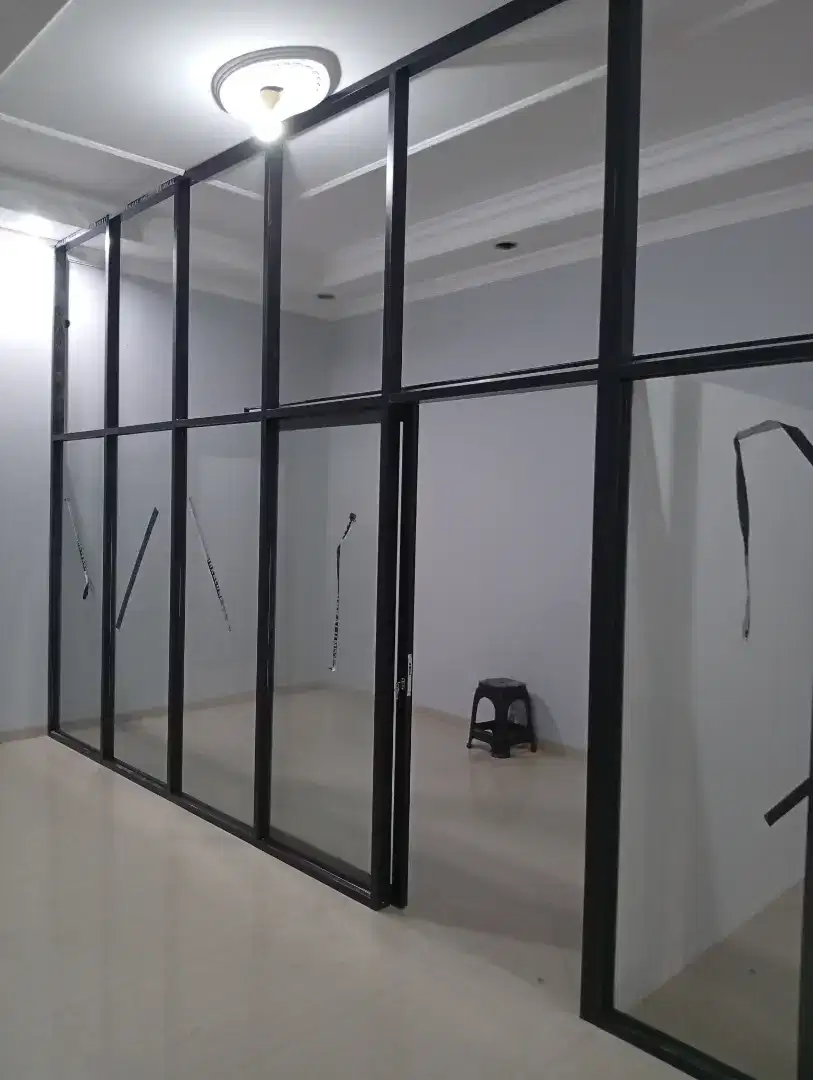 Sekat kantor aluminium kaca dan gipsum.Ruangan kantor