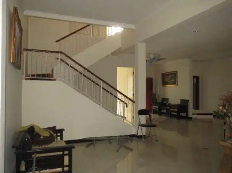 RUMAH 2.5 lantai  di LEGENDA WISATA, Rapih dan Siap Huni