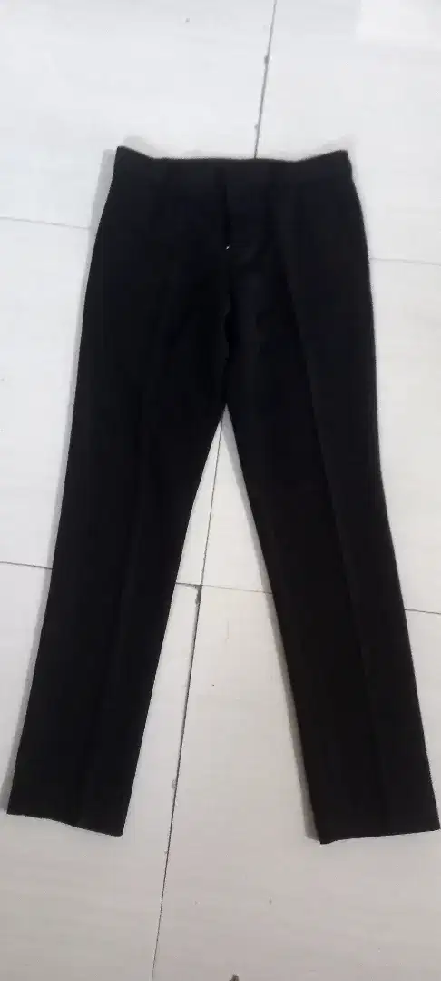 Di jual celana panjang warna hitam ukuran 28