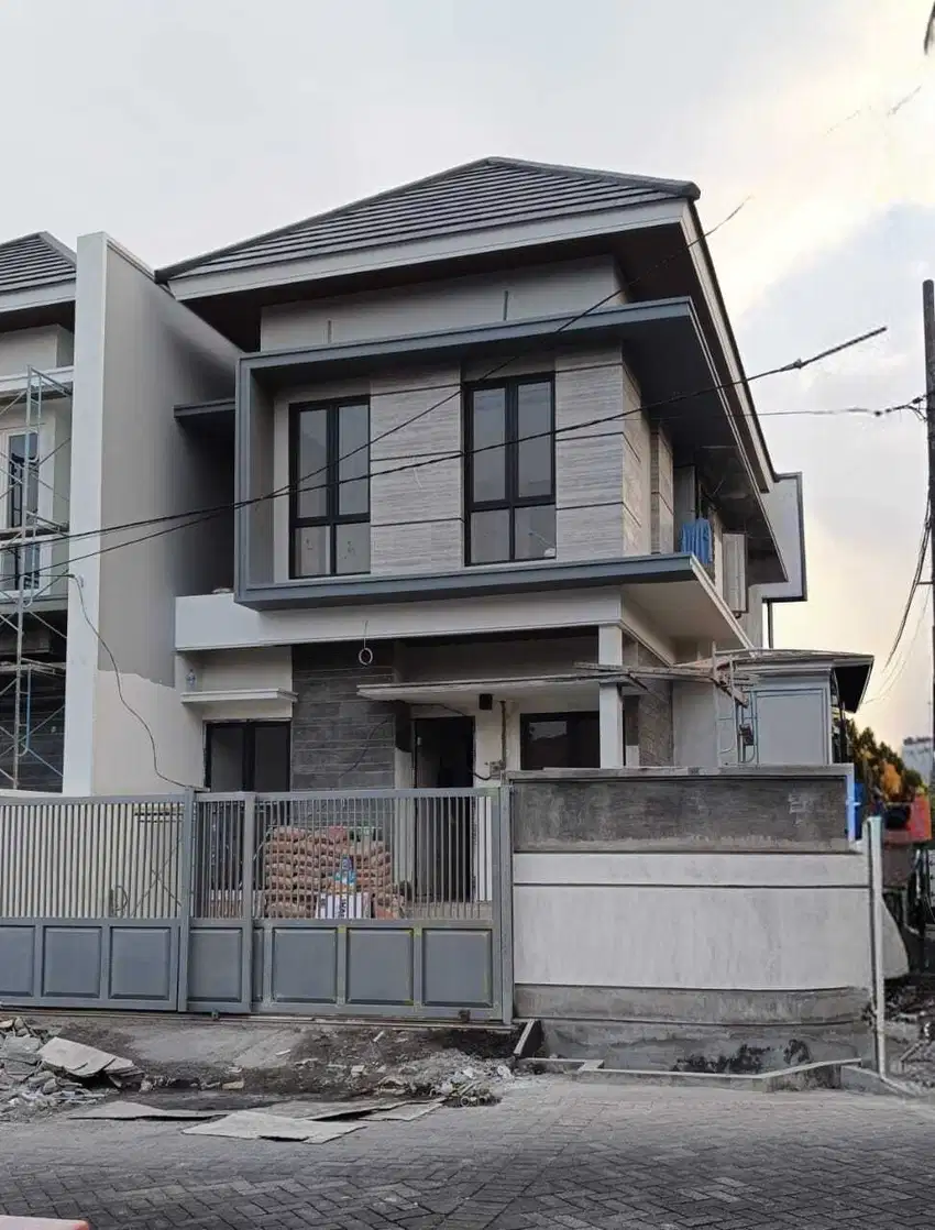 Rumah di raya klampis Anom  posisi terdepan di Wisma Mukti Sby