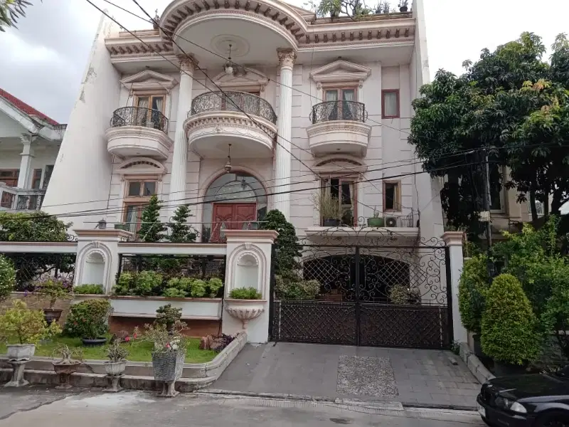 Rumah Mewah bernuansa klasik di Pluit, Jakarta Utara.