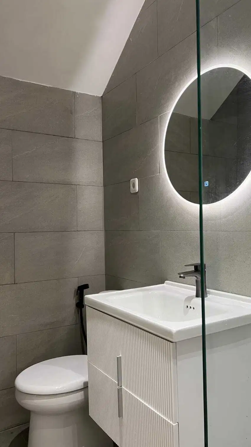 DIJUAL RUMAH Brand new, bangunan mandiri modern di Vanya Park Azura