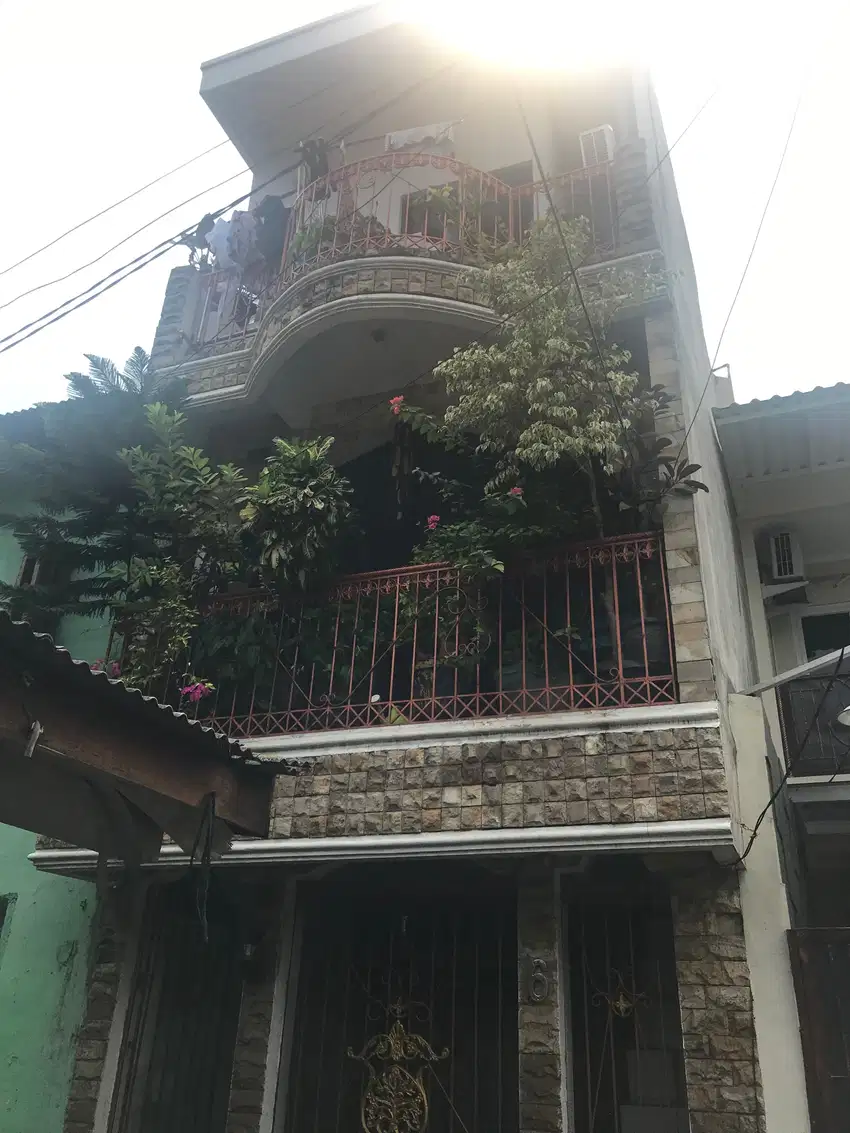 Di jual cepat BU rumah kost strategis di Kuningan Jakarta Selatan