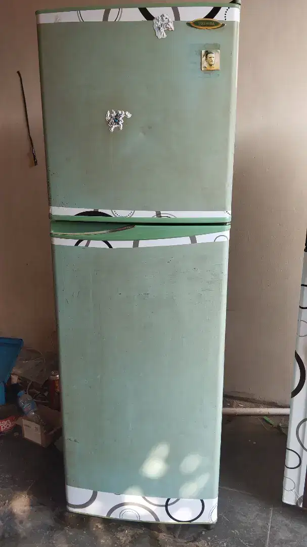 Di jual kulkas 2pintu jumbo merek toshiba