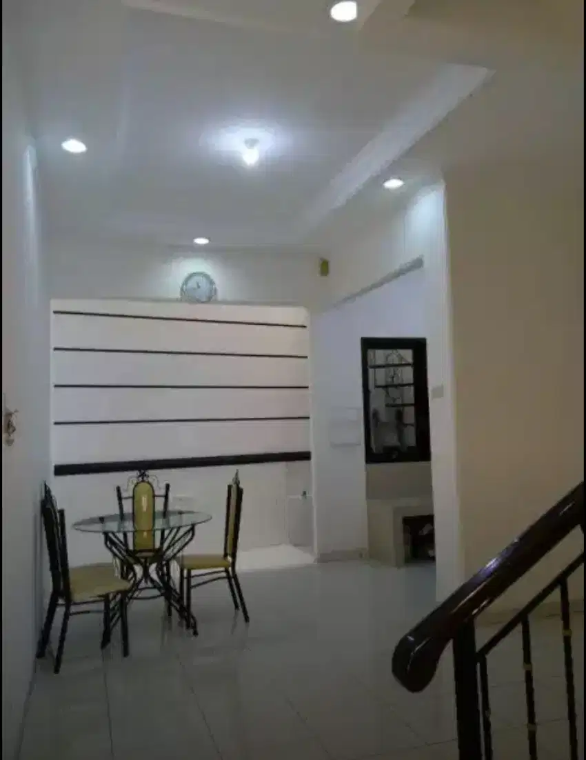 Sewa Rumah Impian: 2 Lantai, Rapi, Bebas Banjir, Jalan Lebar di Jakart