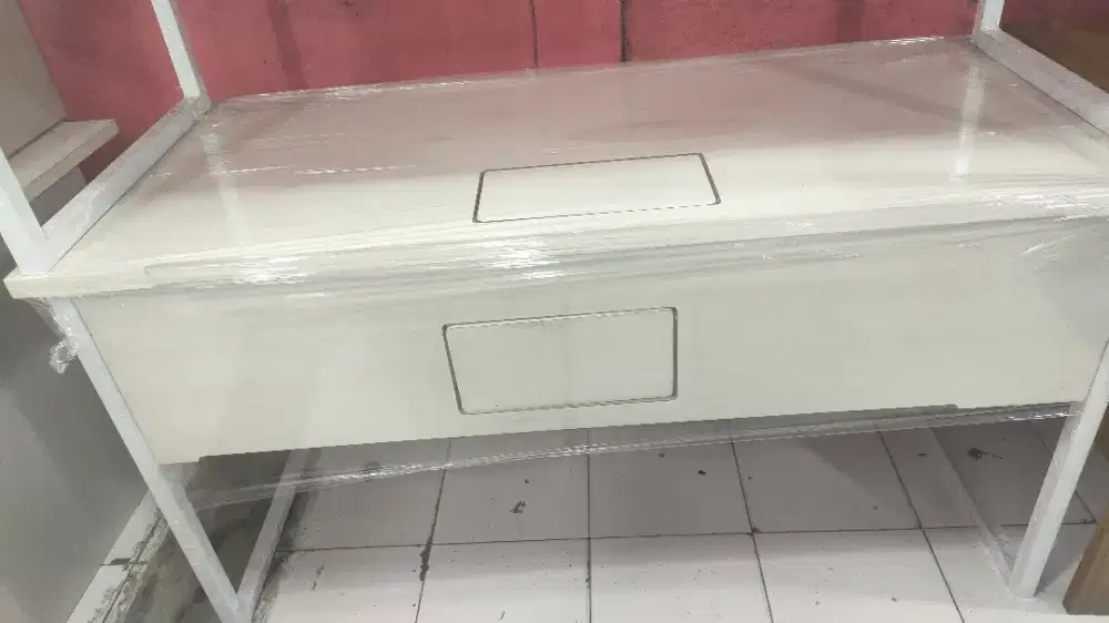 Meja kantor tanpa laci kaki besi dan partikel