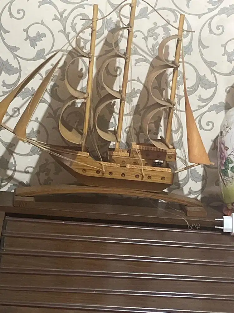 Pajangan antik kayu kapal layar