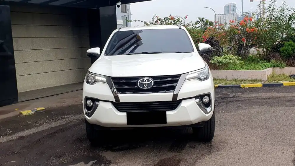 Toyota Fortuner 2.4 VRZ Diesel AT Putih Facelift 2019 Full Modifikasi