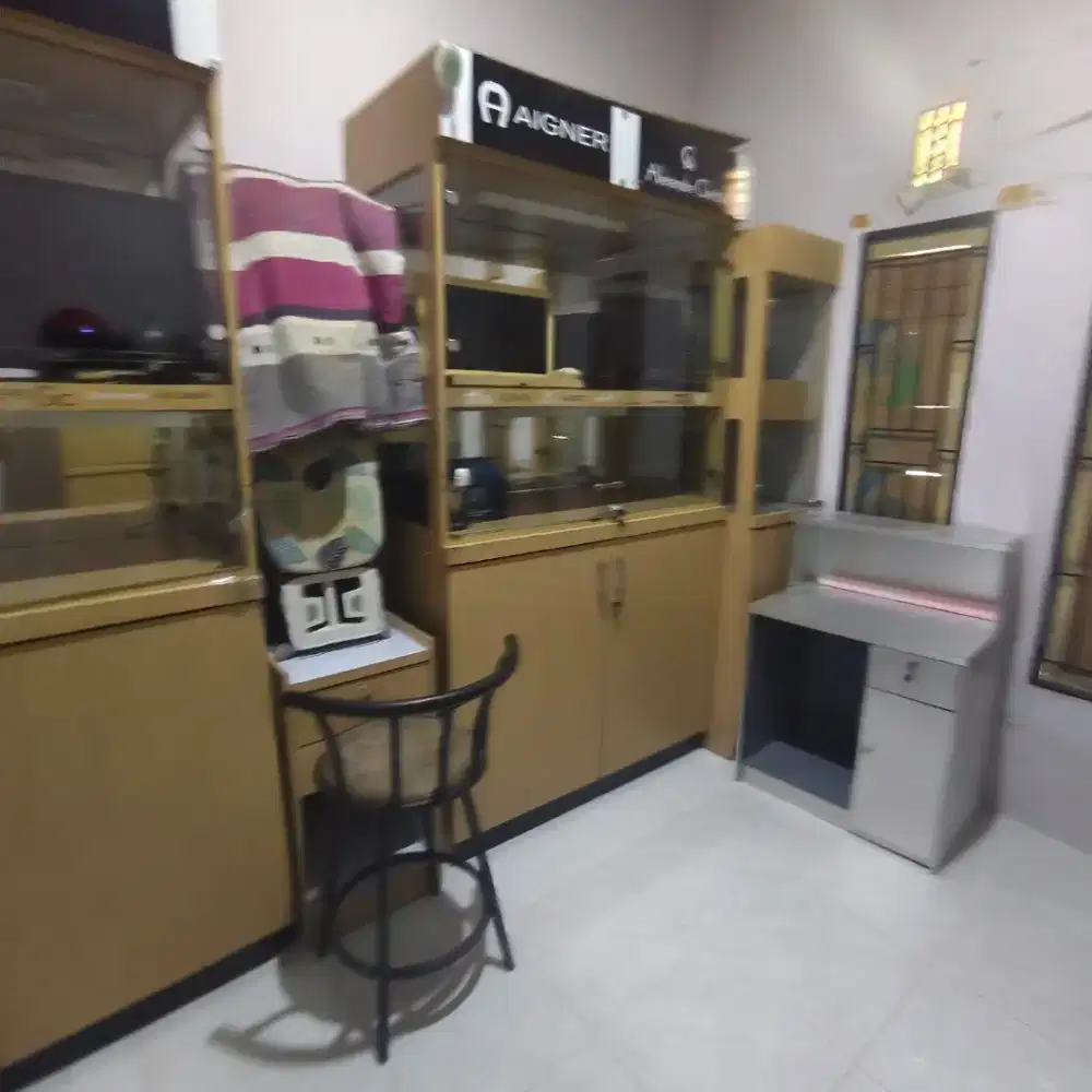 DI CARI YANG BUTUH ETALASE BEKAS bahan BERAT BUAT USAHA ANDA