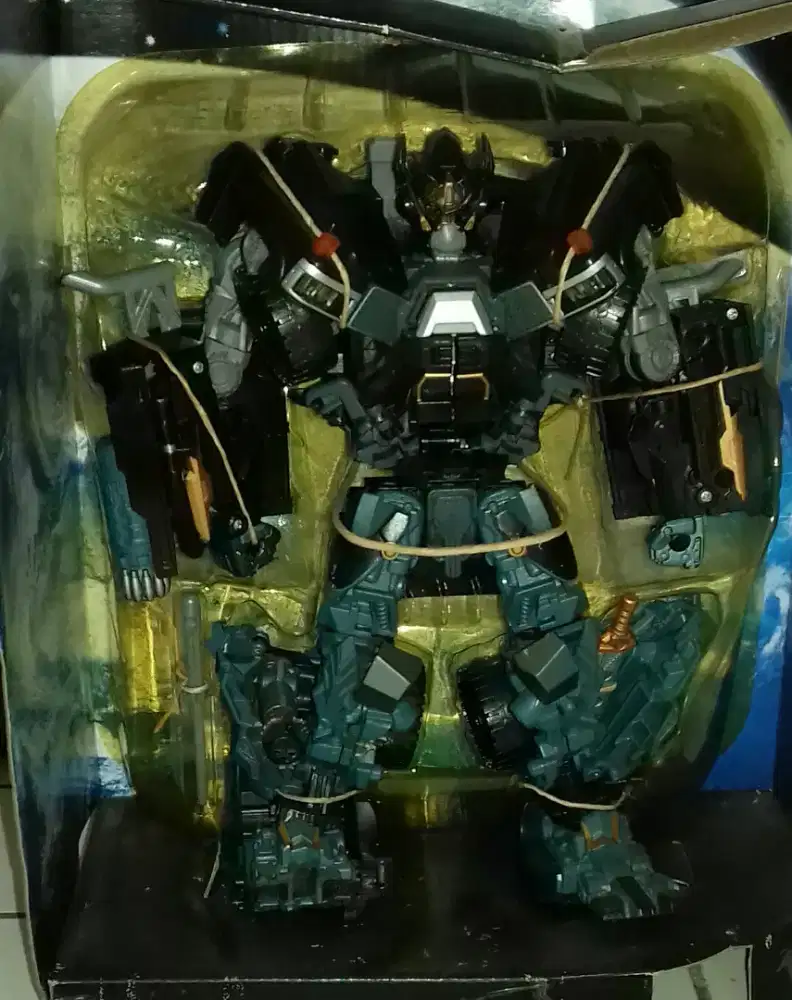 Transformers IRON HIDE leader class Hasbro