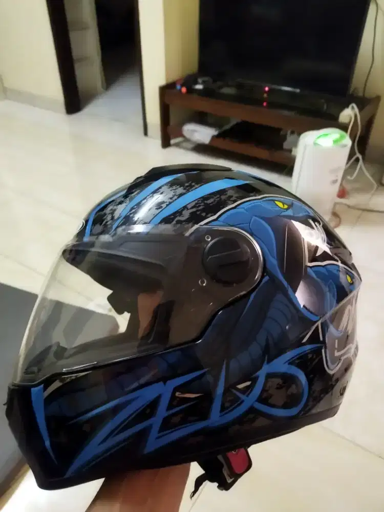 Helm Zeus lengkap mulus M