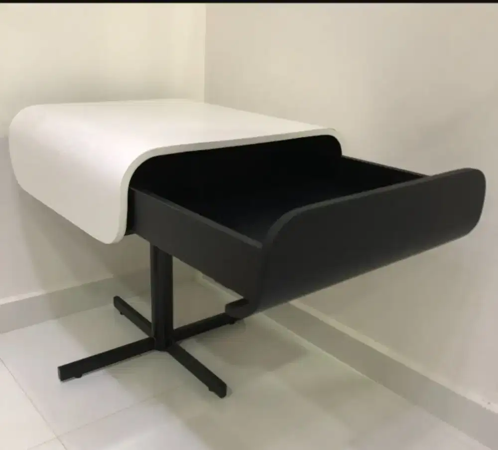 cellini side table / nakas