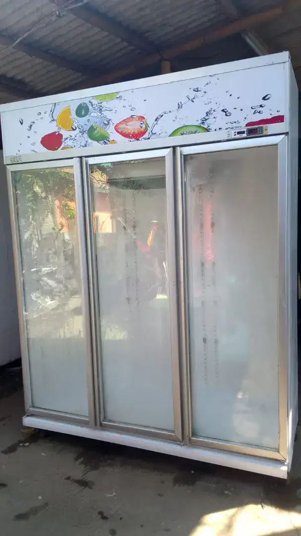 Showcase pendingin Minuman
