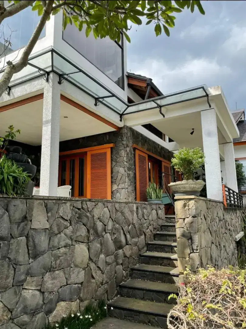 Rumah mewah modern tropical 3 lantai di Resort Dago Ciburial Bandung