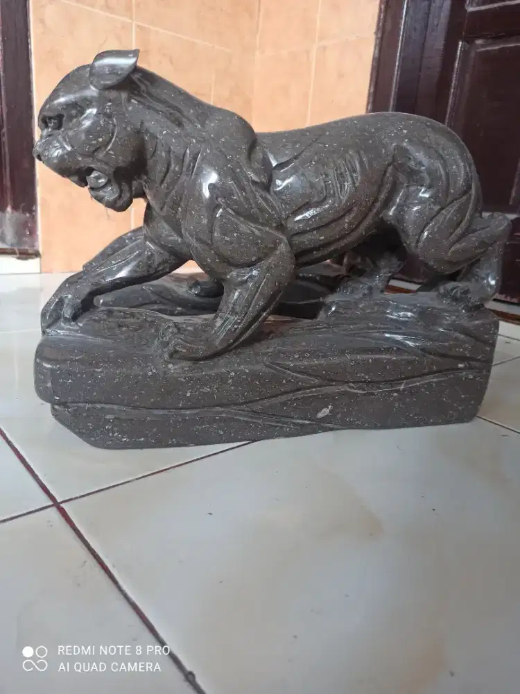 Patung harimau batu hitam