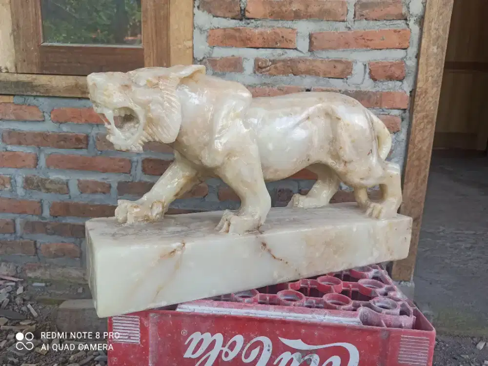 Patung  harimau batu onik