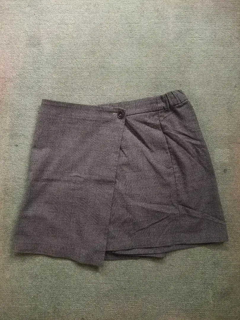Celana Short UNIQLO (Abu-abu)