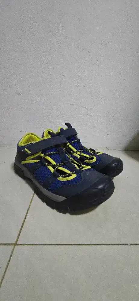 Sepatu Hiking Quechua no 35-36 (murah banget) jarang pakai