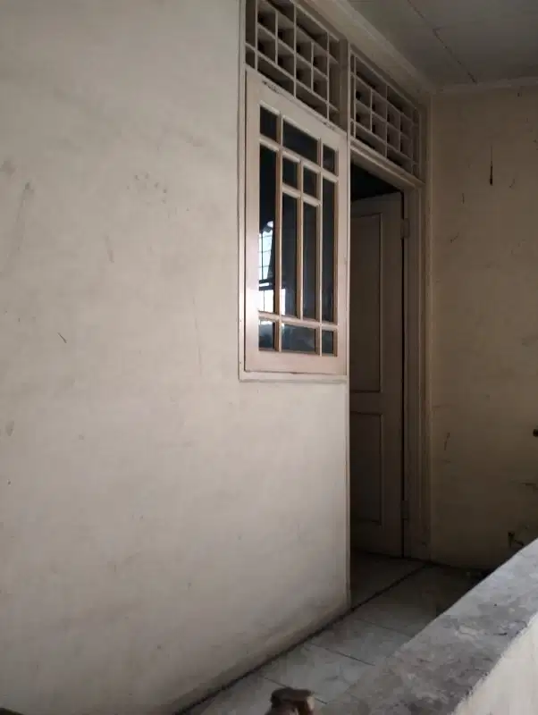 dijual rumah tua di taman Surya 3.
