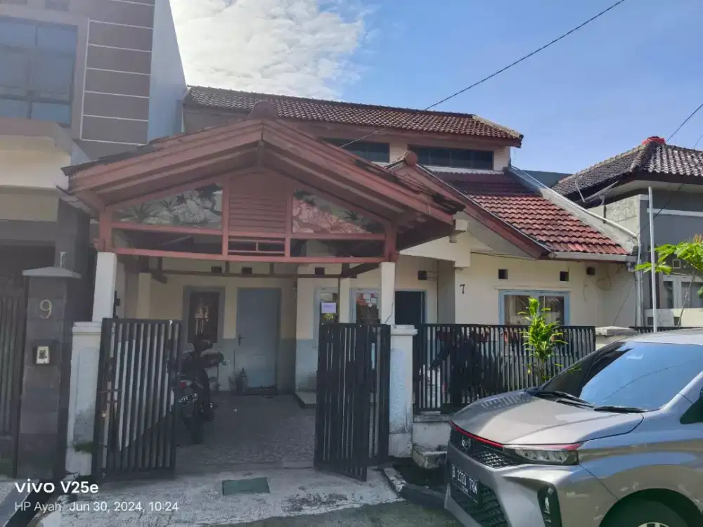 Disewakan murah, rumah 2 lantai, lingkungan nyaman dan strategis, nego