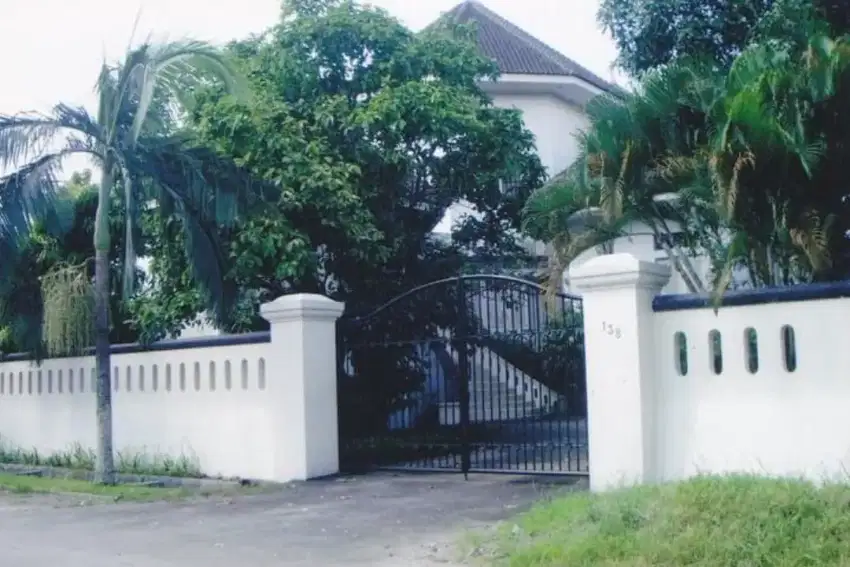 DIJUAL RUMAH LUAS 1420 M2 ADA KOLAM RENANG