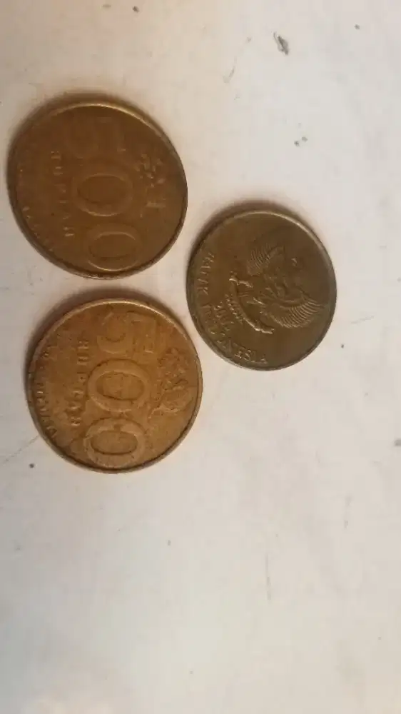 Uang koin Rp500 motif Bunga melati th emisi 2003.