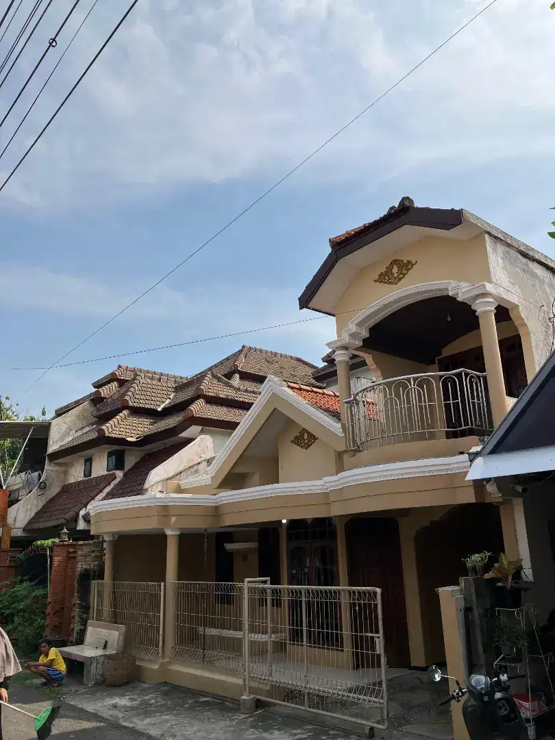 Rumah klasik 2 lantai di jual