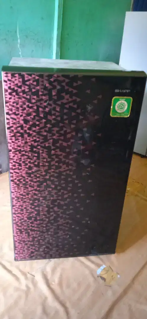 Dijual kulkas 1pintu Sharp kirei,siap pakai.