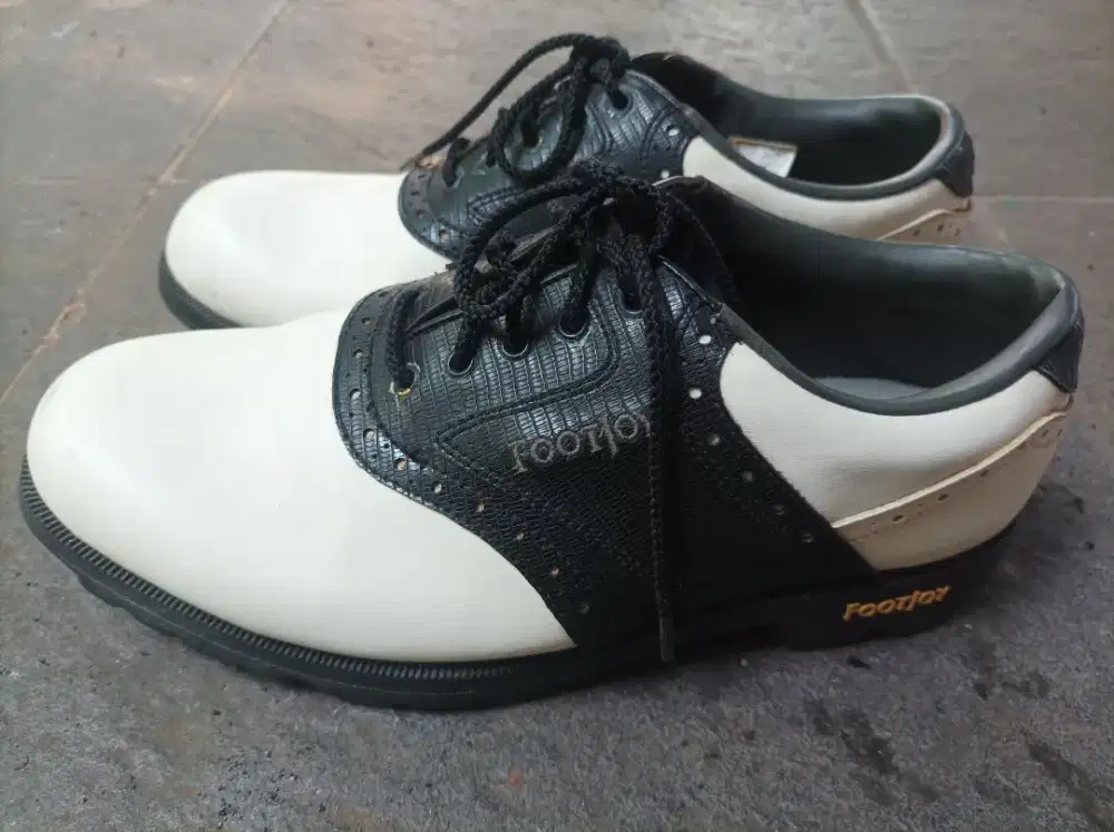 Sepatu golf bekas