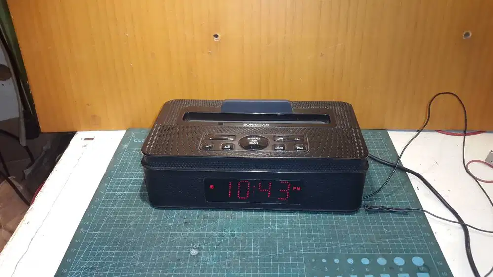 SonicGear SonicBlue Dock 200 Phone dock with FM Radio and Alarm Clock