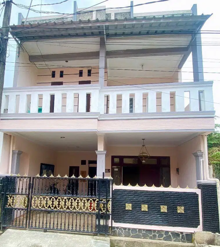 DISEWAKAN RUMAH 2 LANTAI, LOKASI STRATEGIS