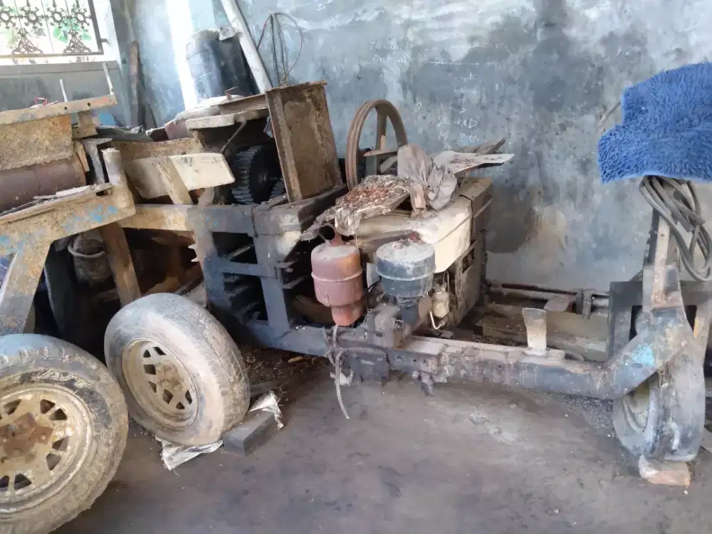 Sepasang mesin giling bata dan cetak bata untuk genteng pres