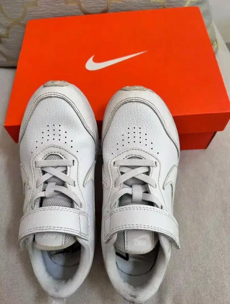 Sepatu Nike Varsity Leather