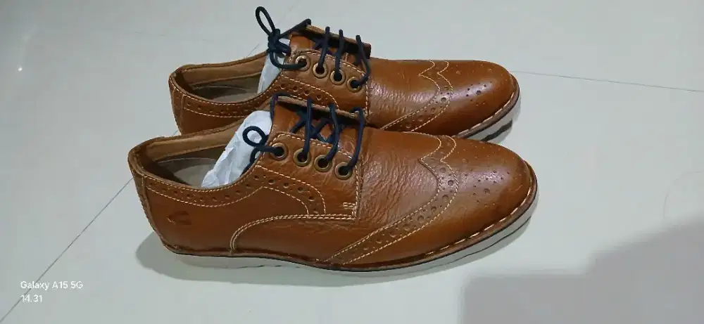 Sepatu berkualitas merk Camel