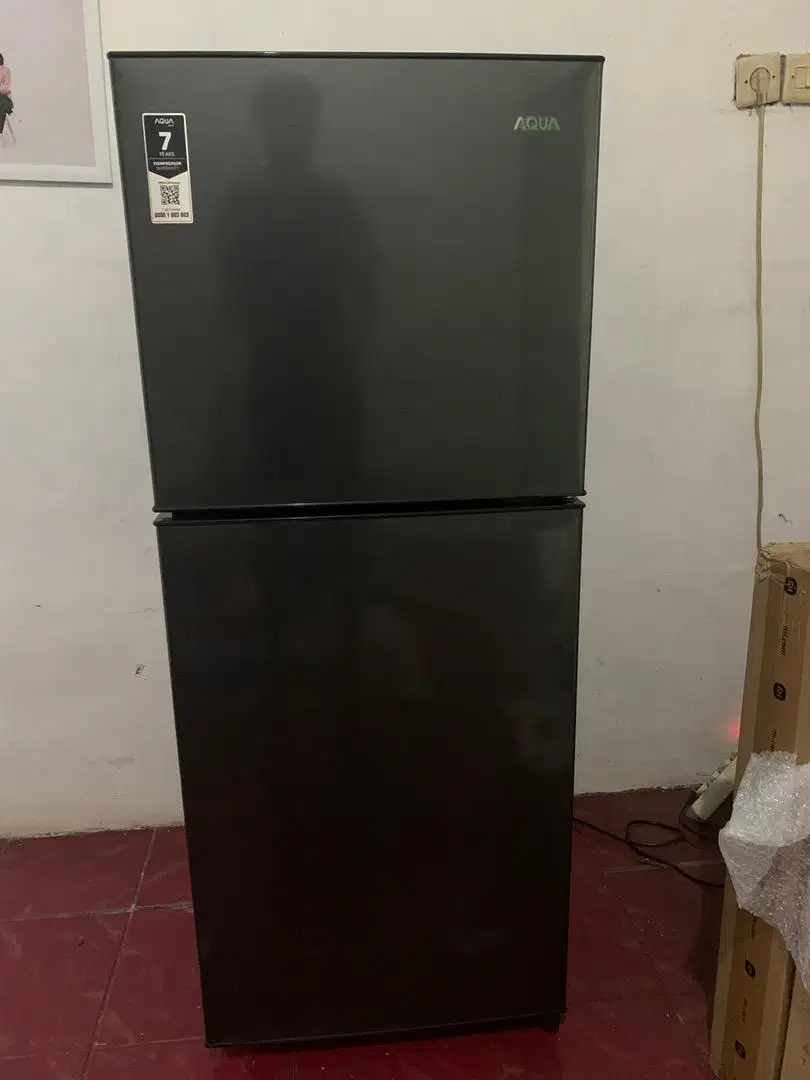 Kulkas dua pintu merk Aqua AQR-D251