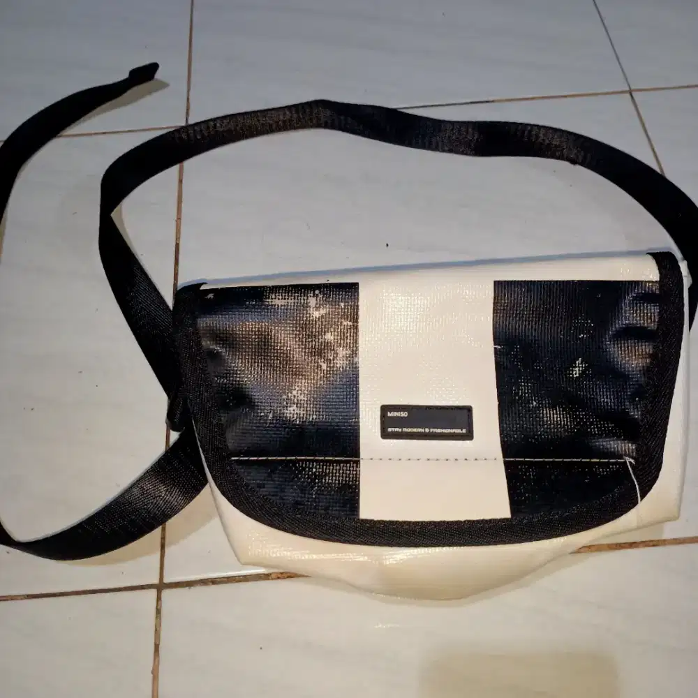 Tas miniso white n black