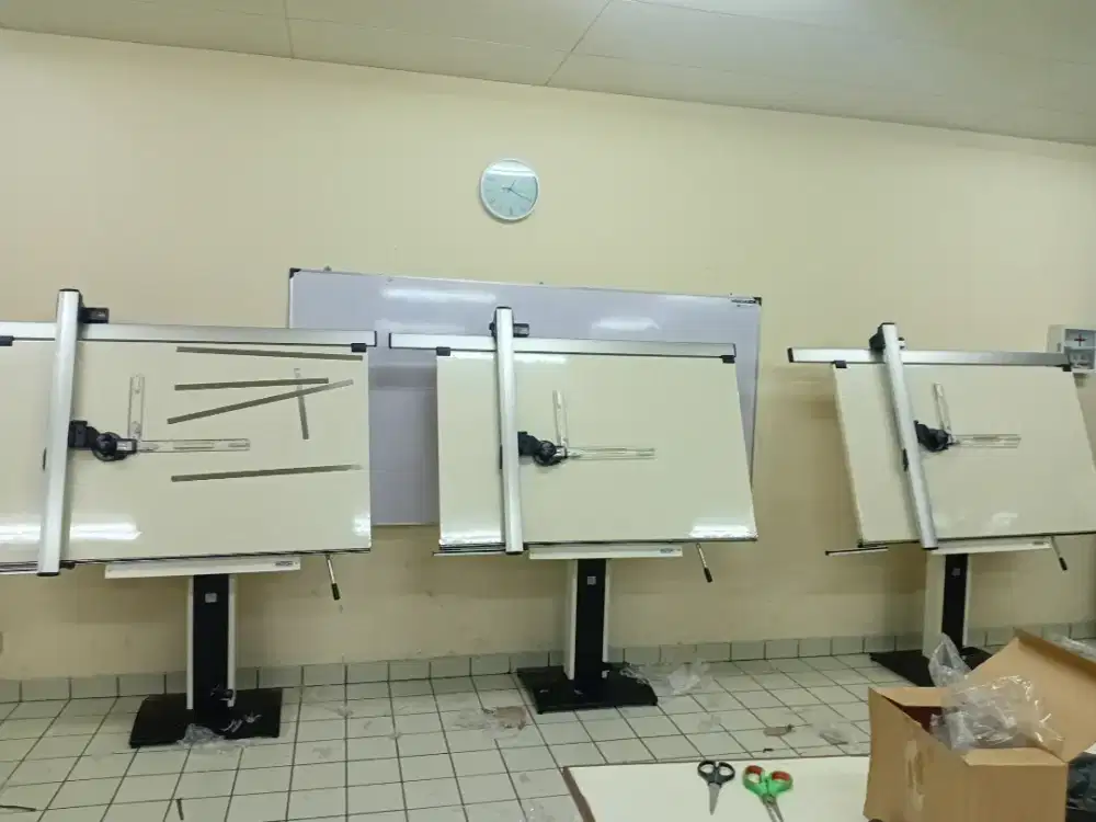 Meja gambar bergaransi