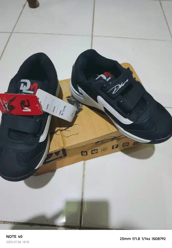 Sepatu sekolah logo dan DM