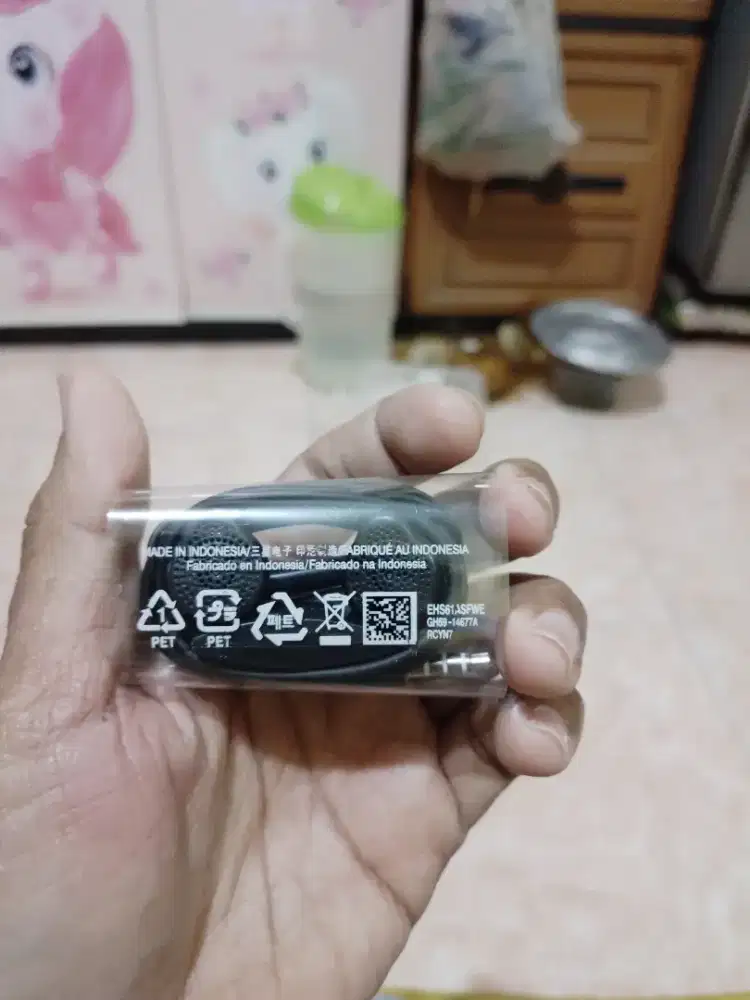 Headset samsung original bawaan hitam. Kondisi baru segel plastik.