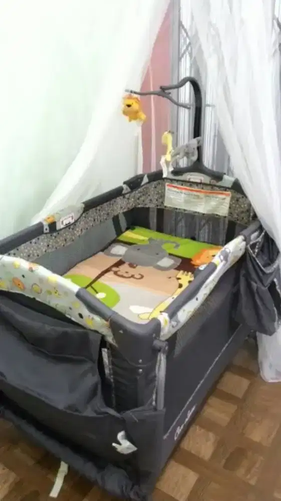 Tempat tidur bayi / box bayi goyang