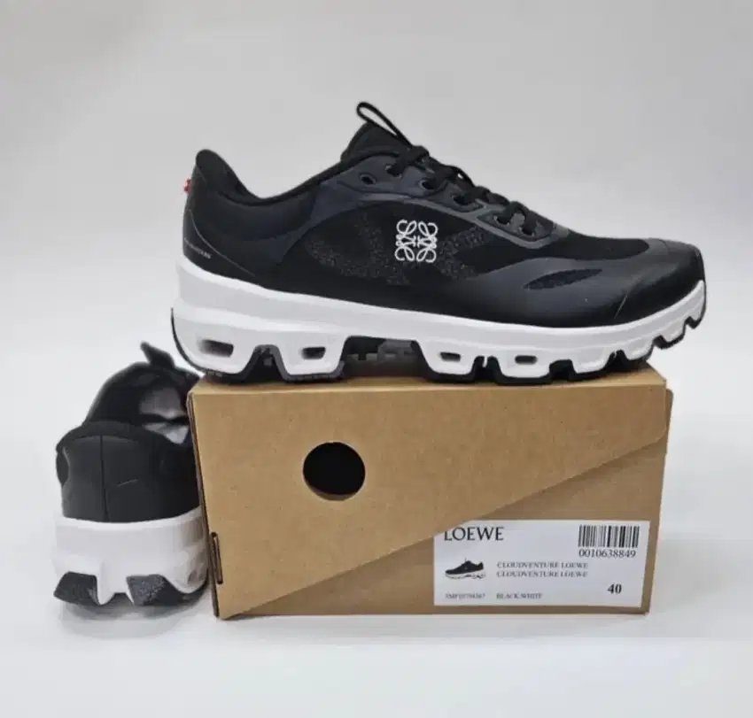 SMEAKER ON CLOUD VENTURE X LOEWE 2