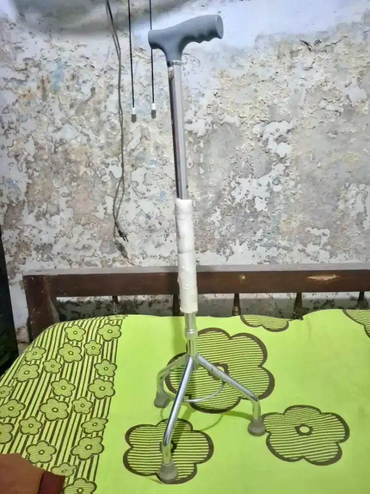 Tongkat 3 kaki merk medicare