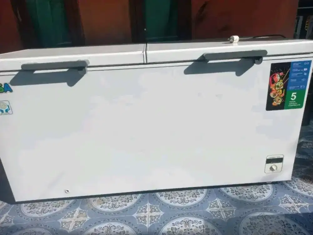Jual freezer box mrk RSA AB 600 L kondisi barang normal mulus luar dlm