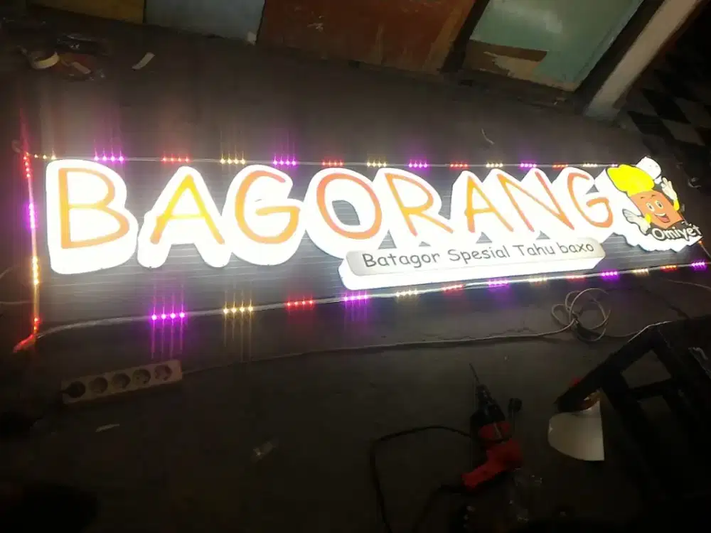 Huruf Akrilik dan Neon Box Akrilik