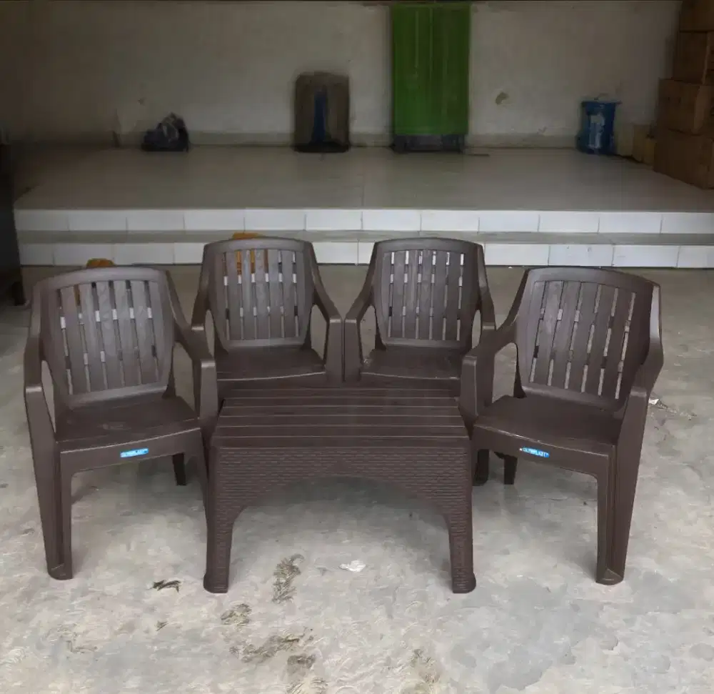 4 Kursi 1 Meja Plastik OLYMPLAST Coklat tua