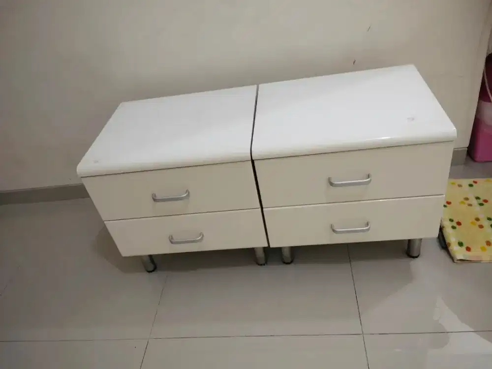 Meja laci untuk samping tempat tidur 1 set