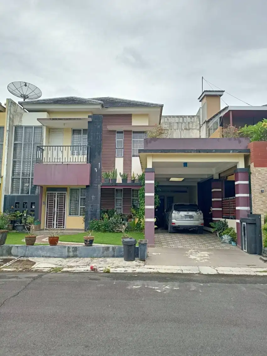 Dijual Rumah 3 lantai Semi furnished di Sukajadi