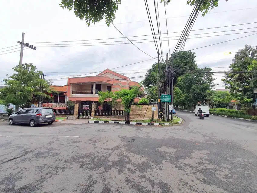 Rumah Jalan Raya Gayungsari Barat cocok untuk usaha