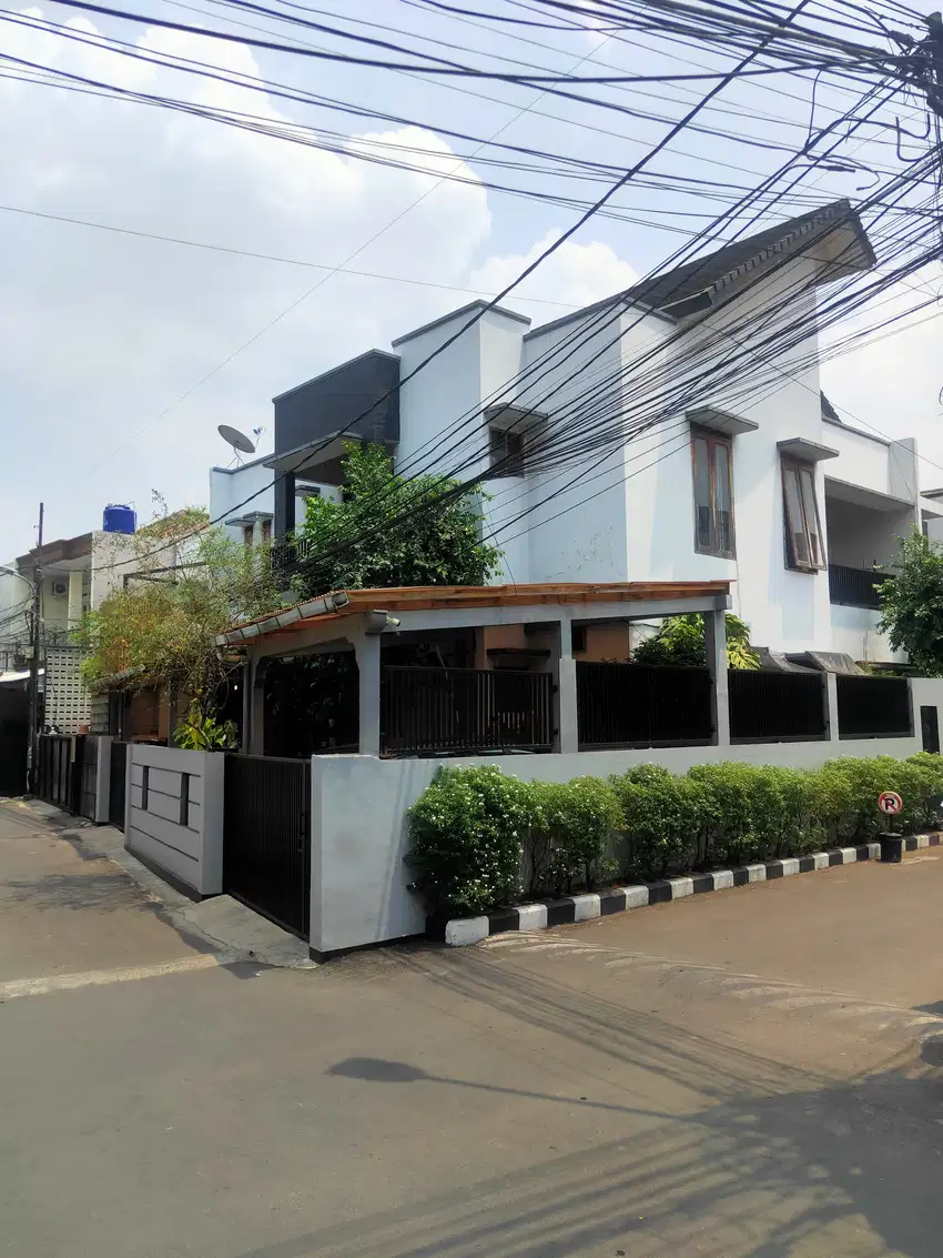 Luas 245m 2 lantai strategis di Pejaten Jakarta Selatan