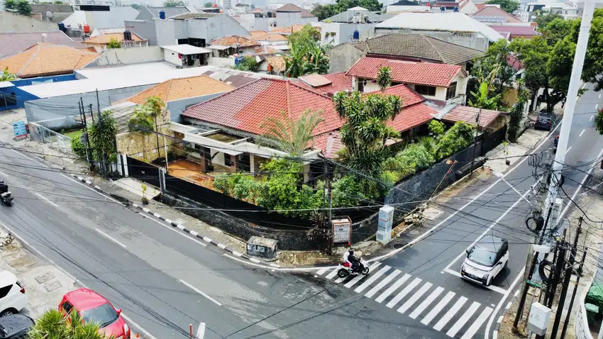 Rumah Besar Hook 585m2 Sip Huni Akses Jalan Utama Di Pusat Tebet